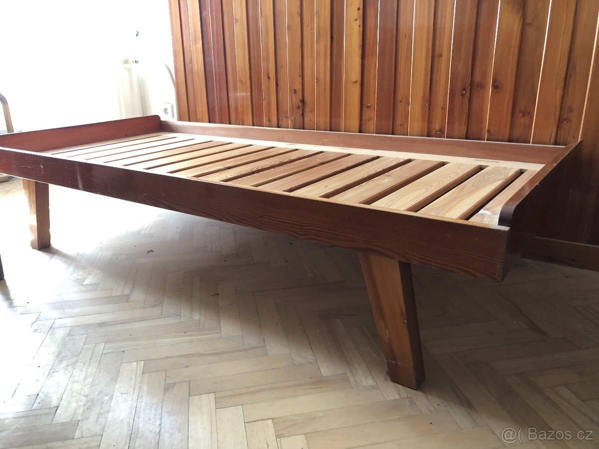 Modřínova postel,dřezový stůl,peřináč,poličky,obklad sten