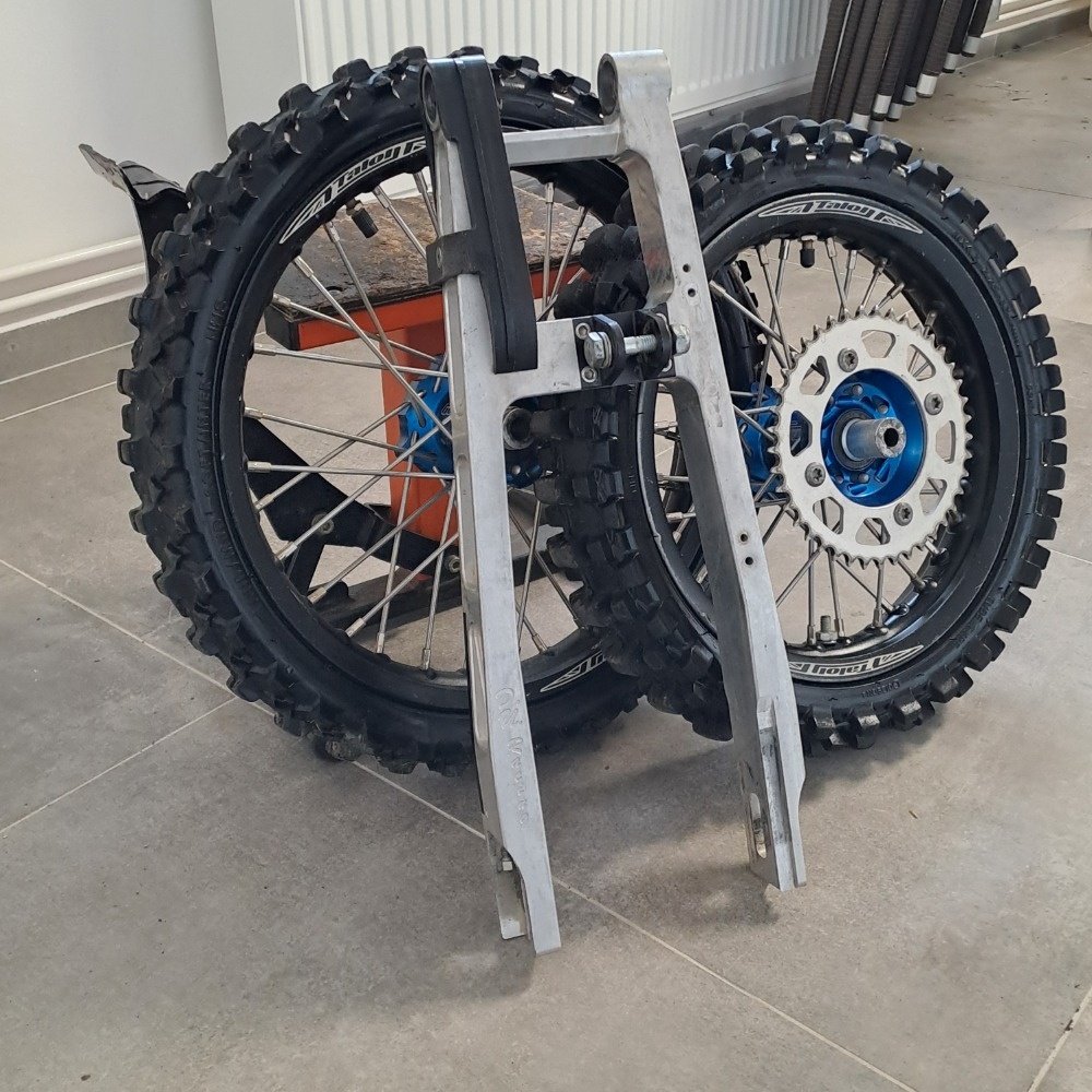 Prodám prodlouženou kyvku + kola KTM 50