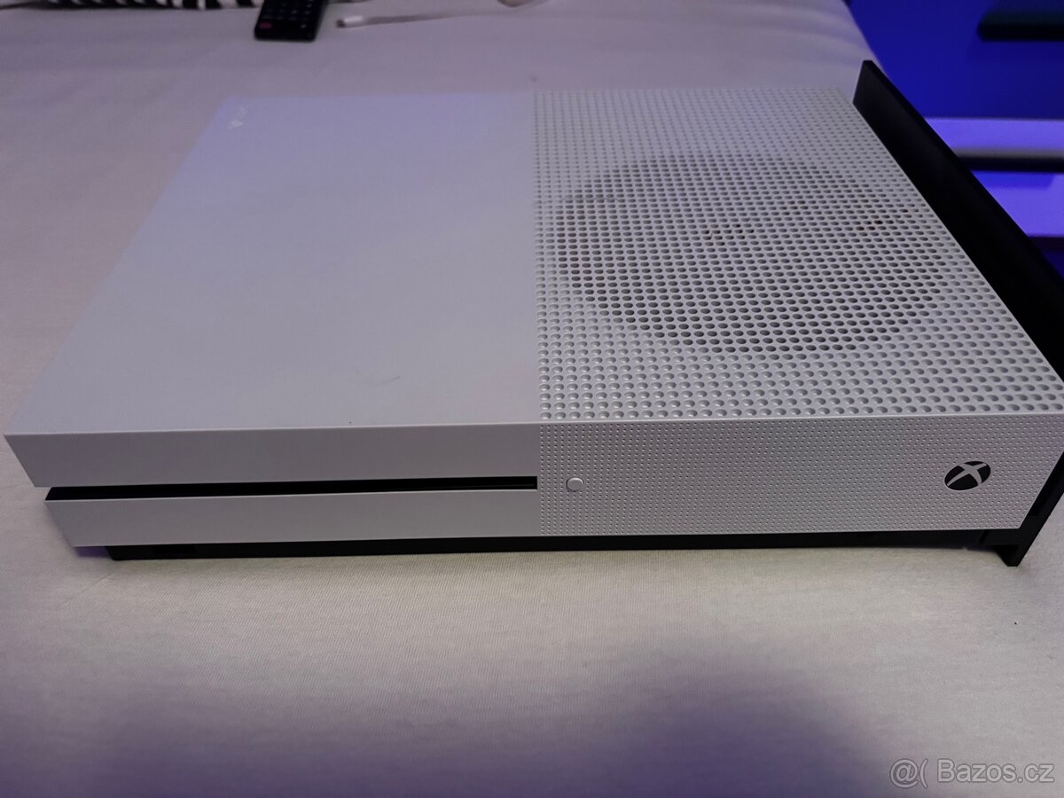 Xbox One S 1TB + hry