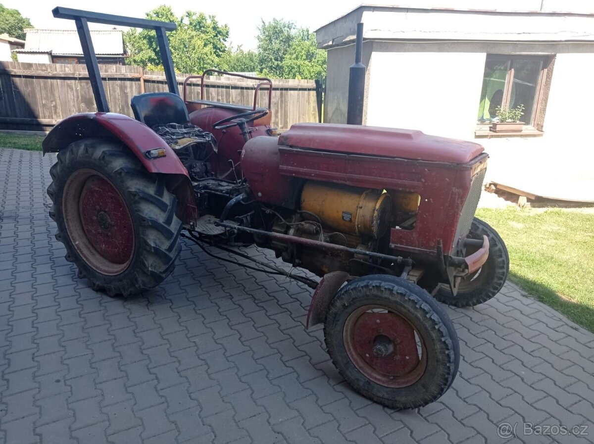 Traktor Eicher + náhradní motor +příslušenství