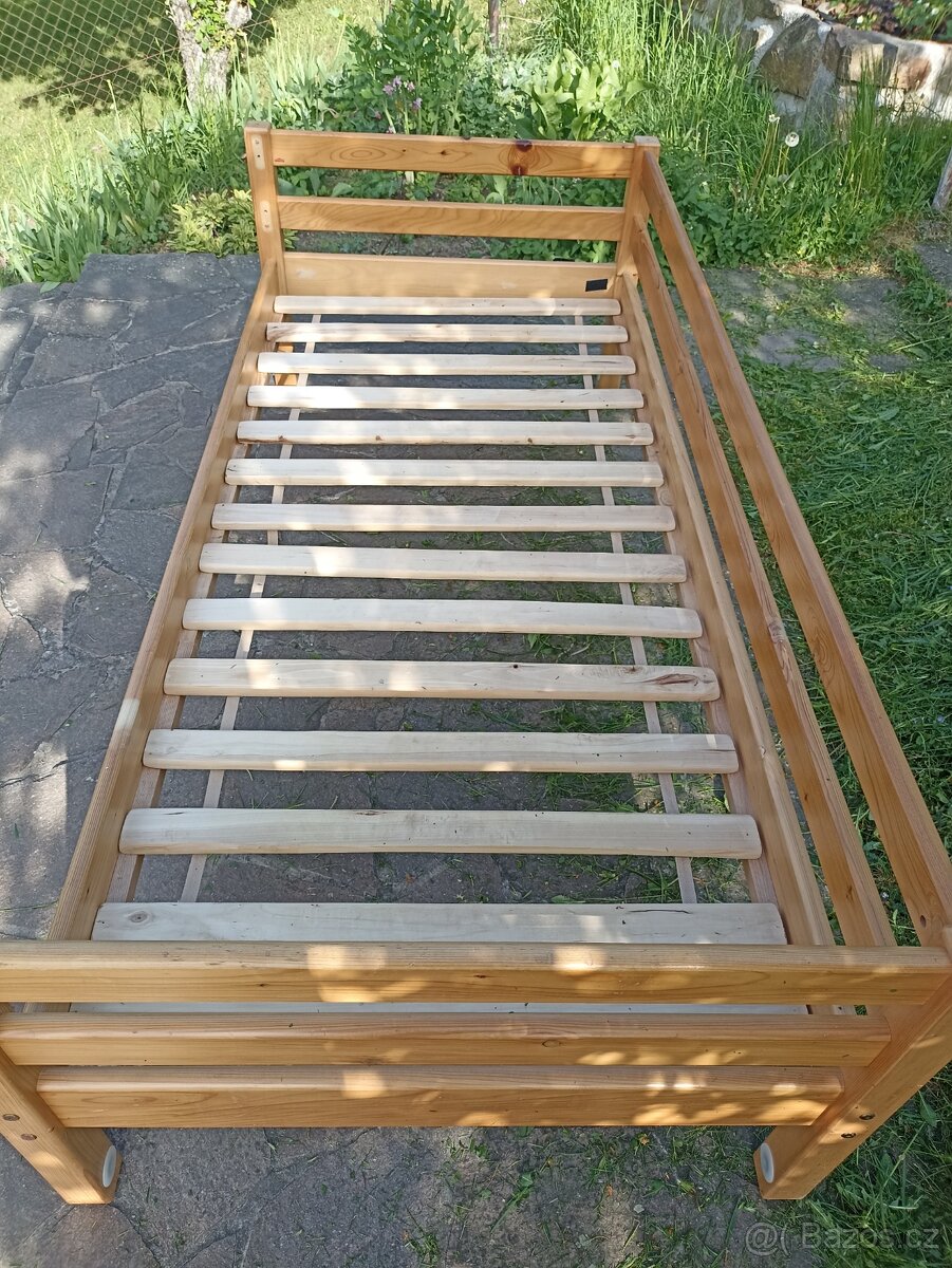 Dřevěná postel Domestav