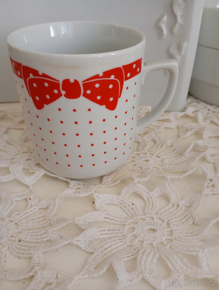 Retro hrnek Czechoslovakia s mašlí