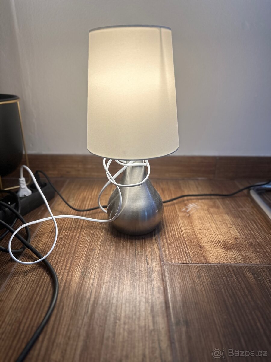 Dotyková stolní lampa