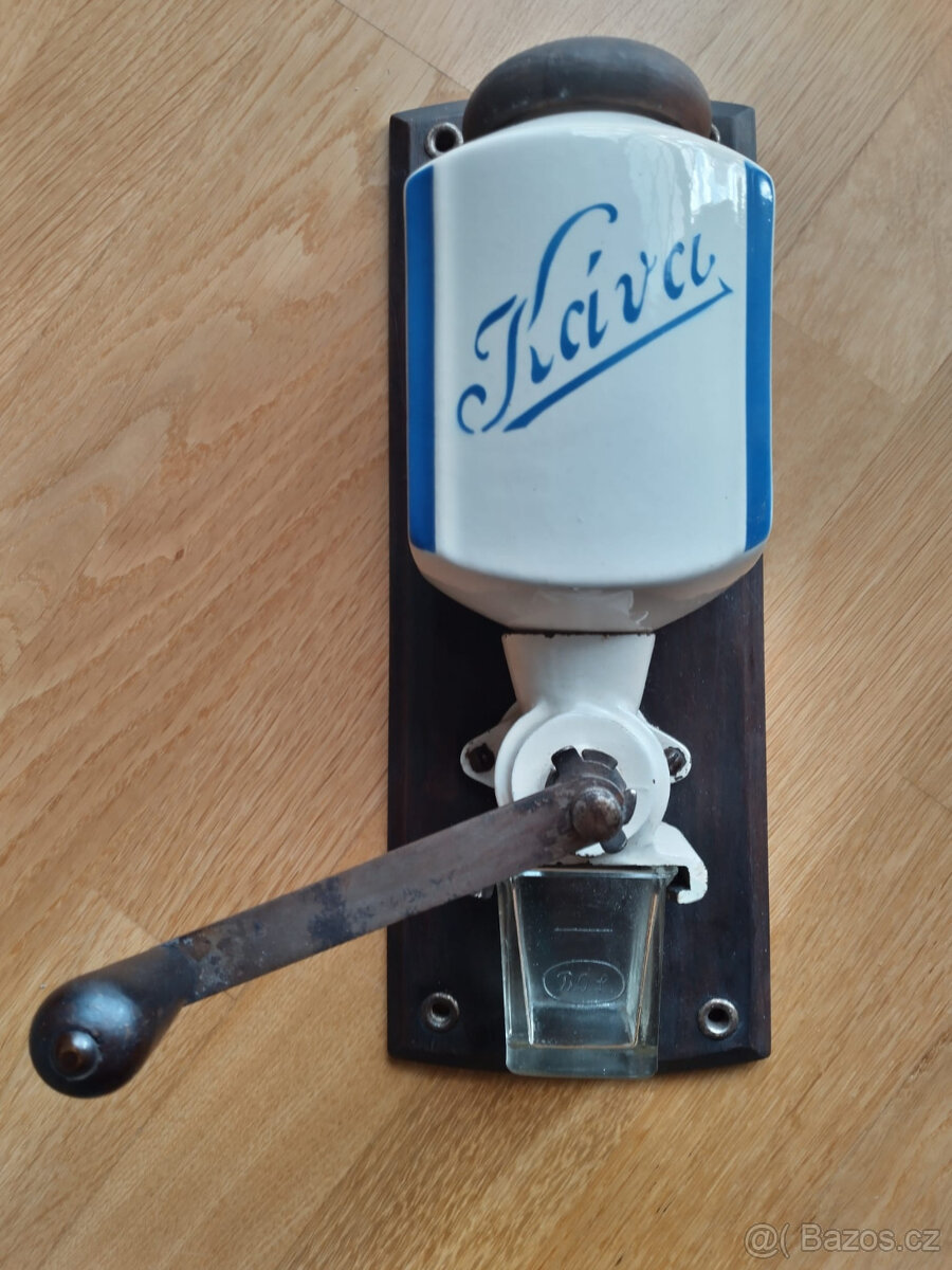 Starožitný závěsný mlýnek na kávu