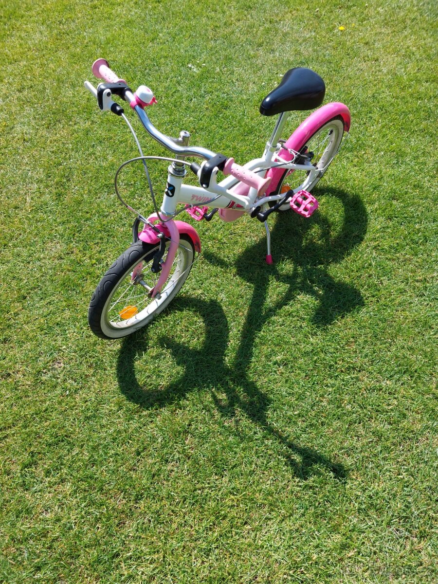 Prodám 2 dětská dívčí kola Btwin - s helmou