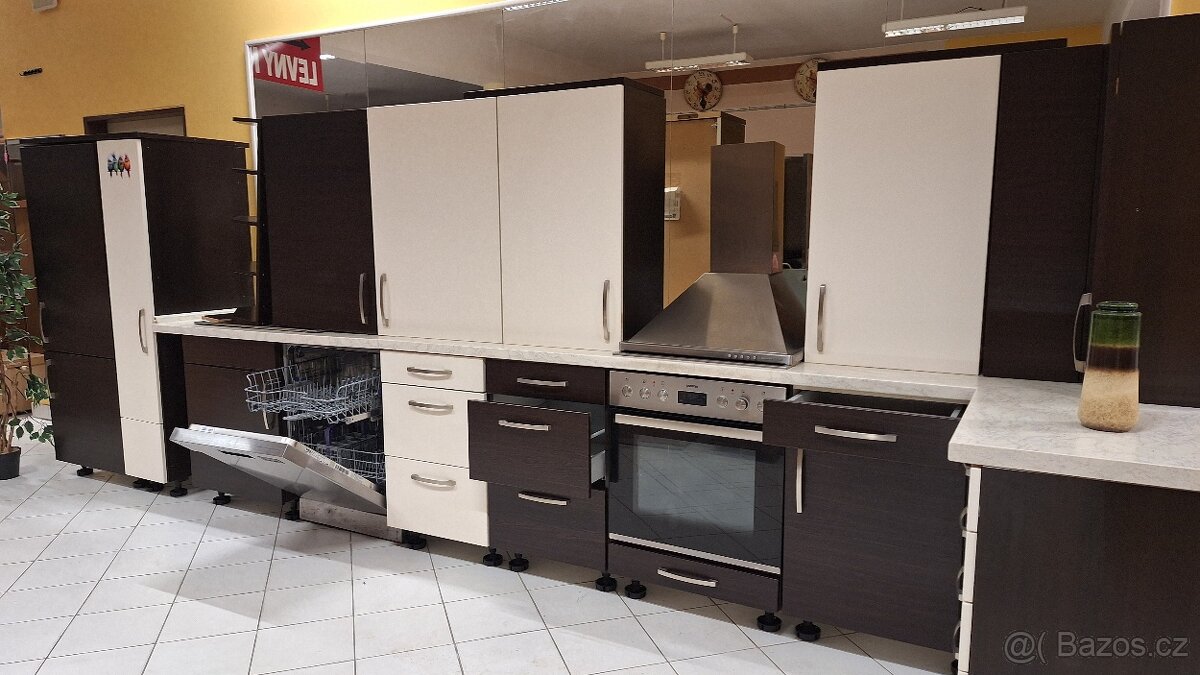 Moderní vybavená kuchyňská linka se spotřebiči