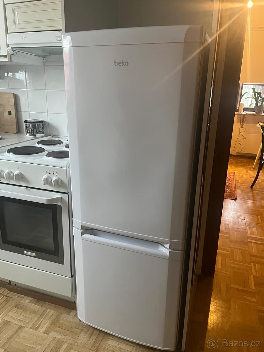 A+ lednice 2-dvéřová dole velký mrazák