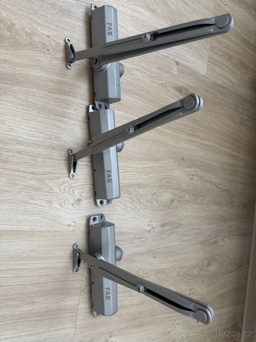 Automatický zavírač dveří