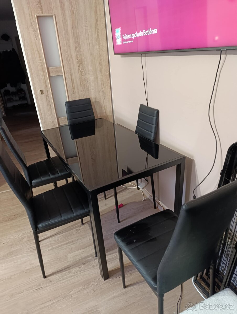 Jídelní stůl se židlemi