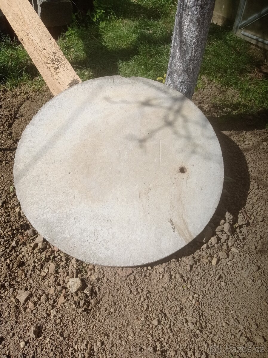 Prodám betonový poklop