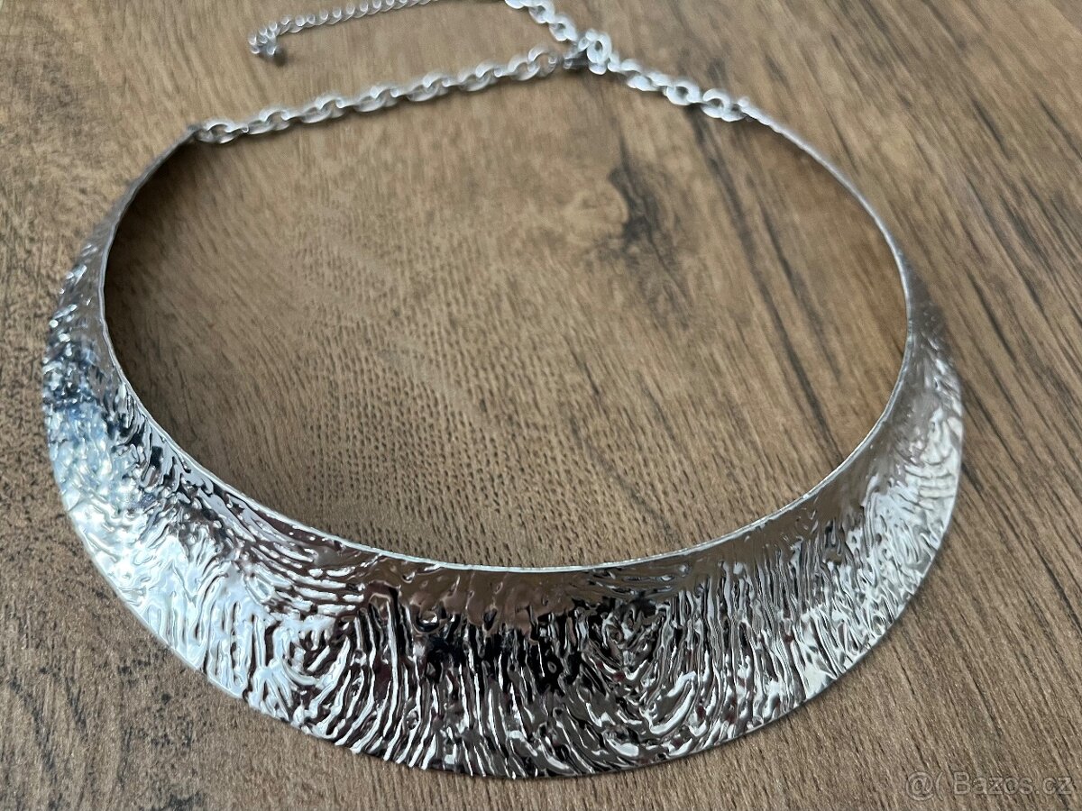 Krásný nový ocelový náhrdelník