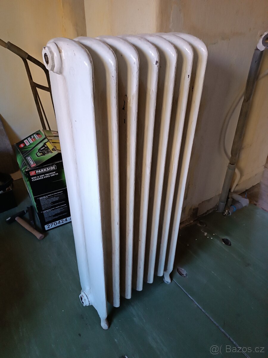 Litinový radiátor na nožičkách