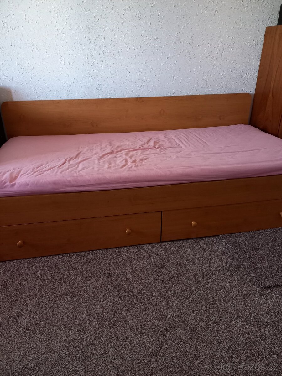 DŘEVĚNA POSTEL - VELKY ÚLOŽNÝ PROSTOR