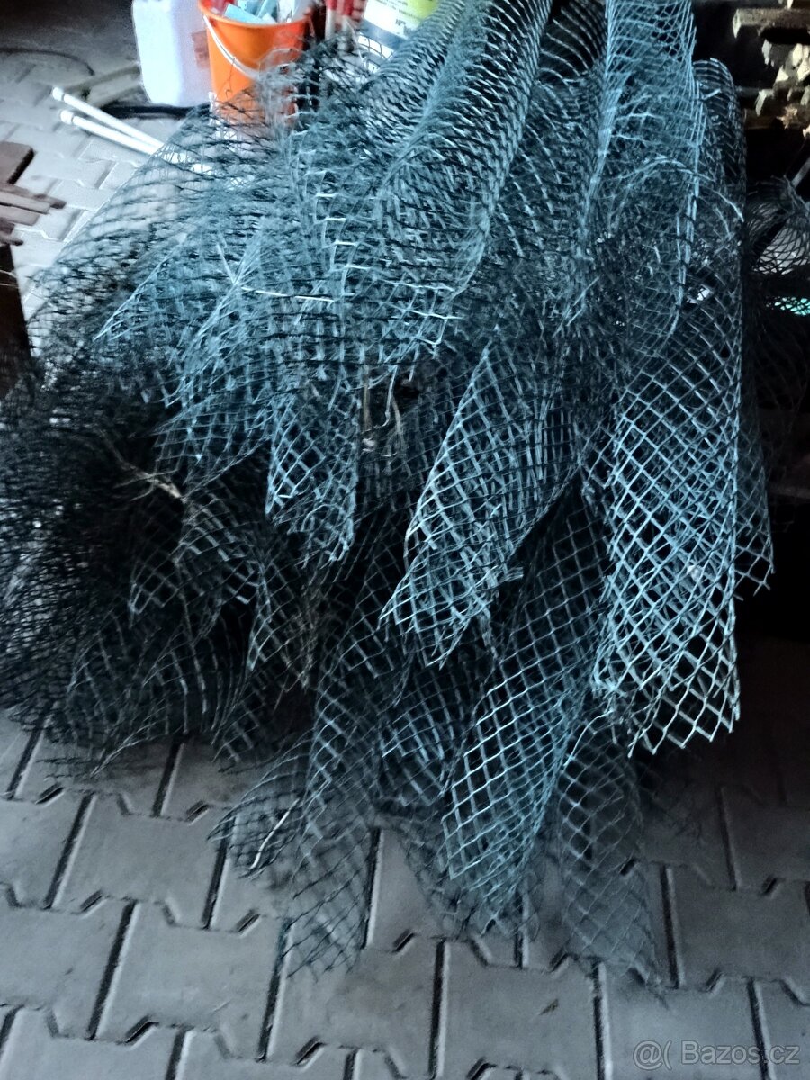 PVC oplocenka stromků