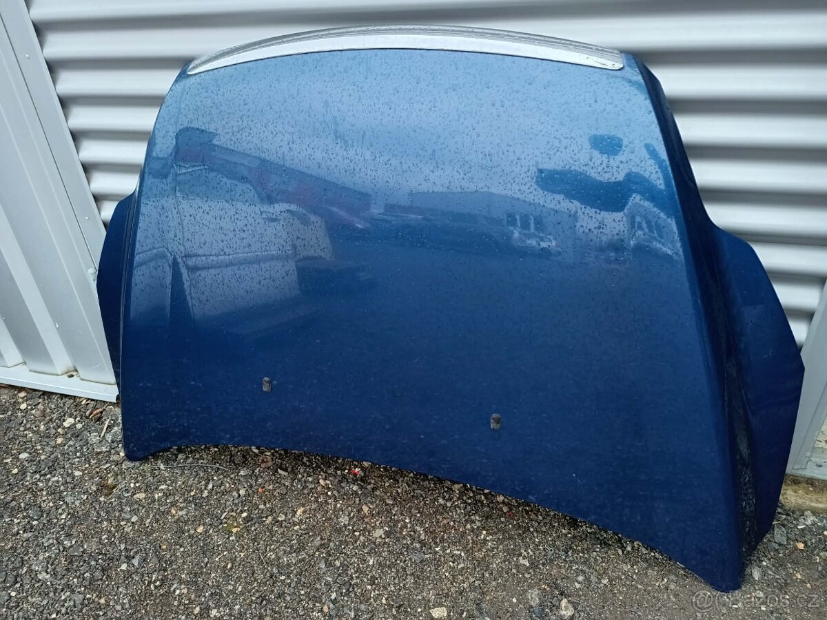 Ford Focus combi -- přední kapota
