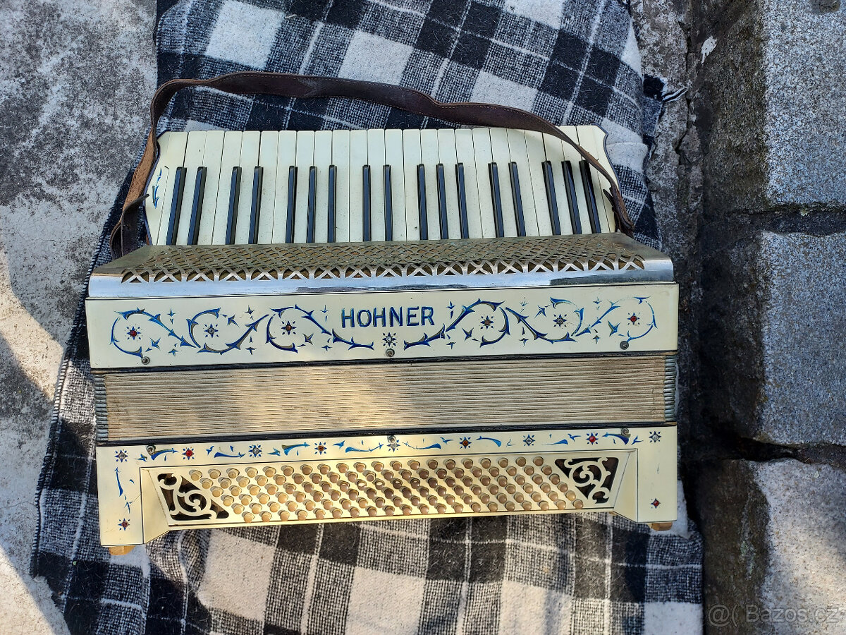 Harmonika Hohner v pěkném stavu.