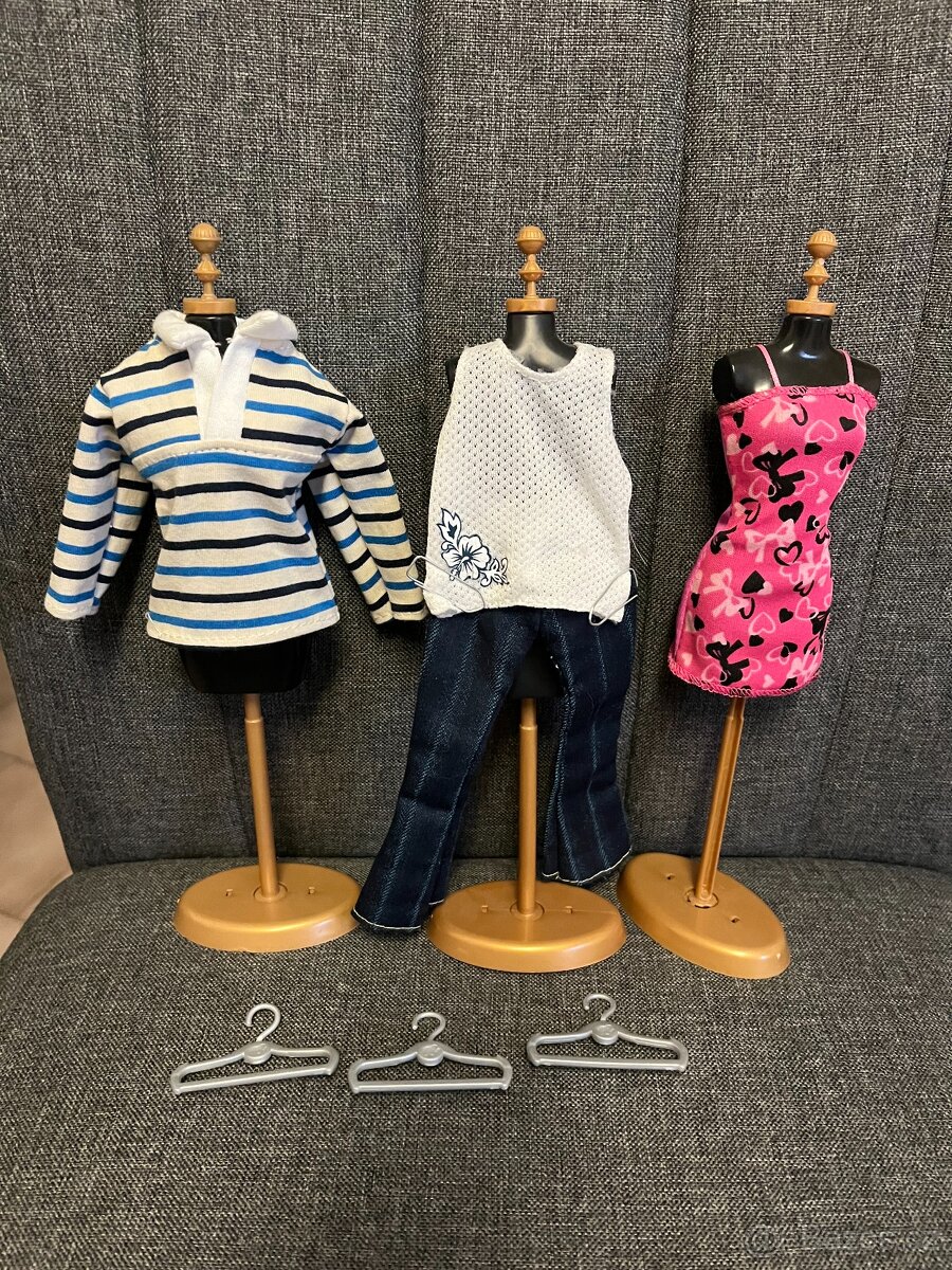 obleček na Barbie a Kena + stojánek+ramínka