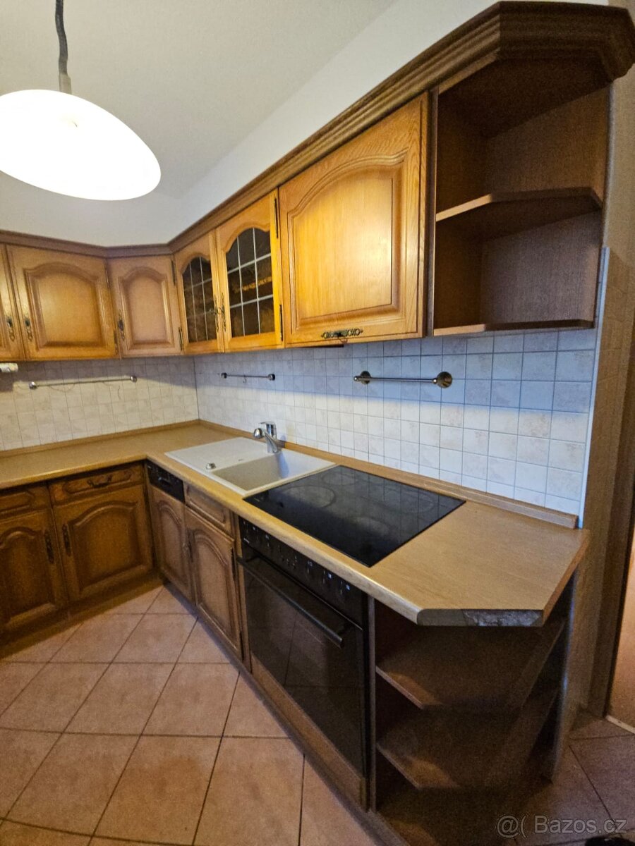 Rustikální kuchyňská linka se spotřebiči