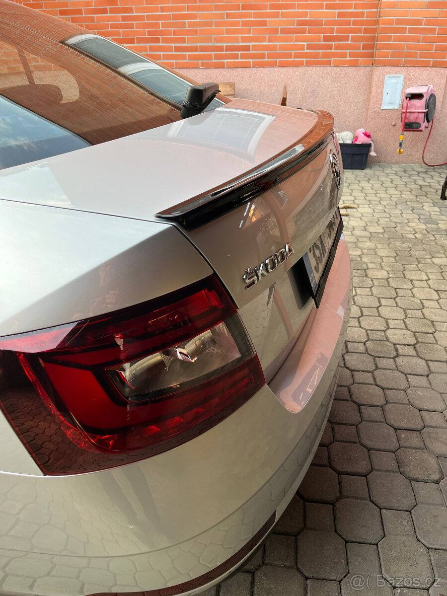 Kridelko na kufr octavia 3 sedan cerny lesk