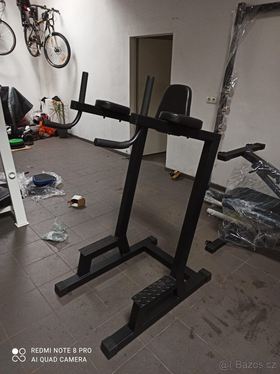 Stojan na břicho a triceps bradla