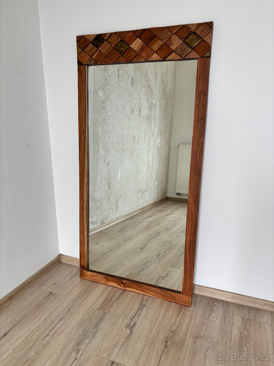 Nástěnné zrcadlo s dřevěným rámem