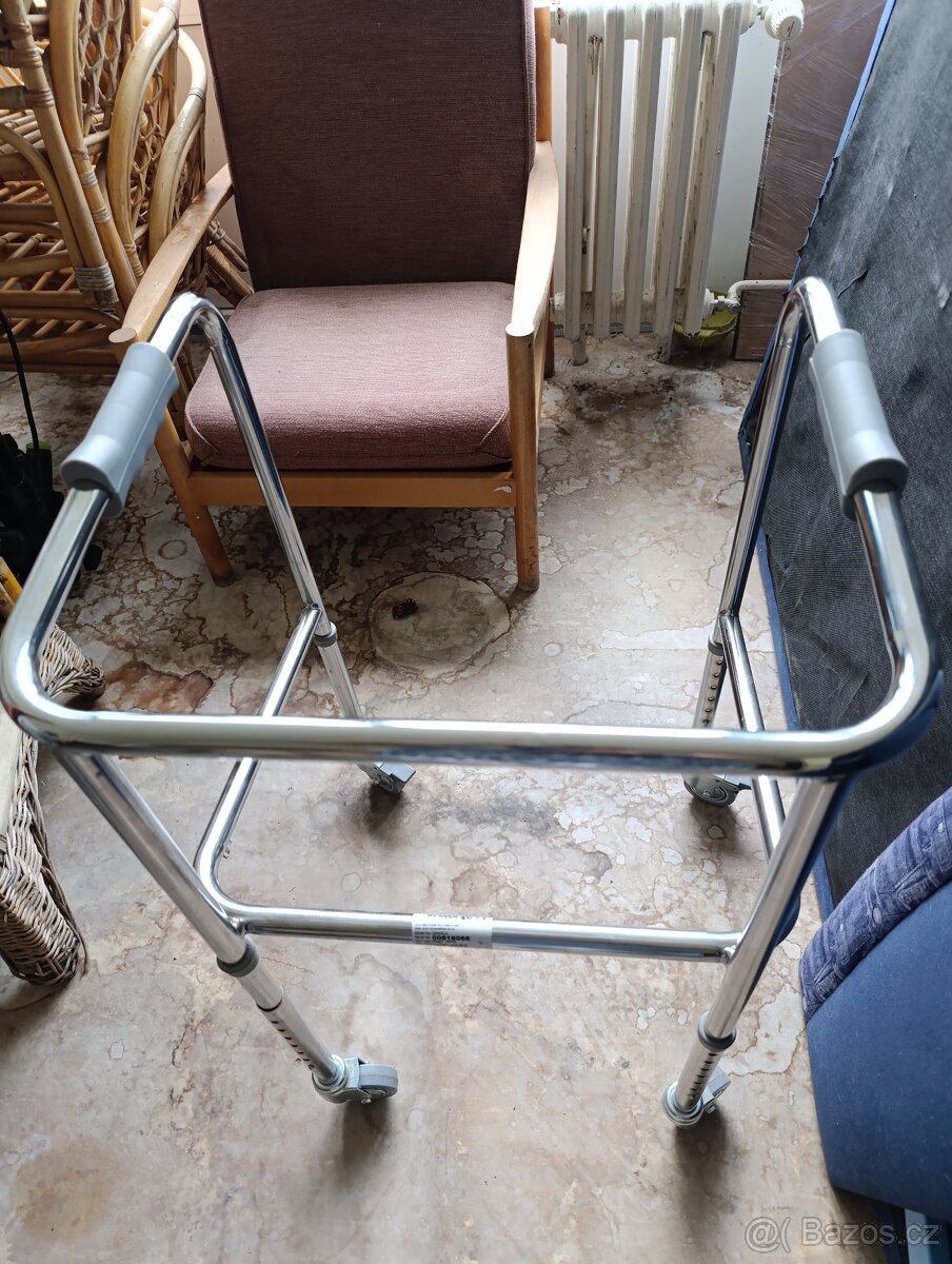Invalidní chodítko