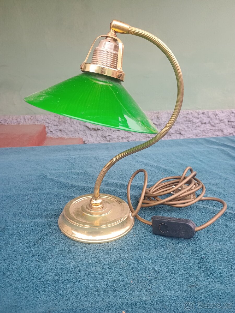Mosazná lampa se skleněným stínítkem