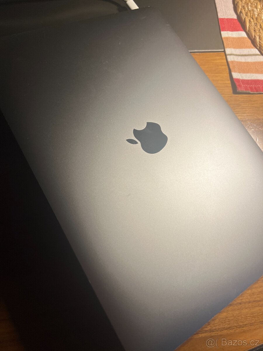 Prodám Macbook 5 let starý