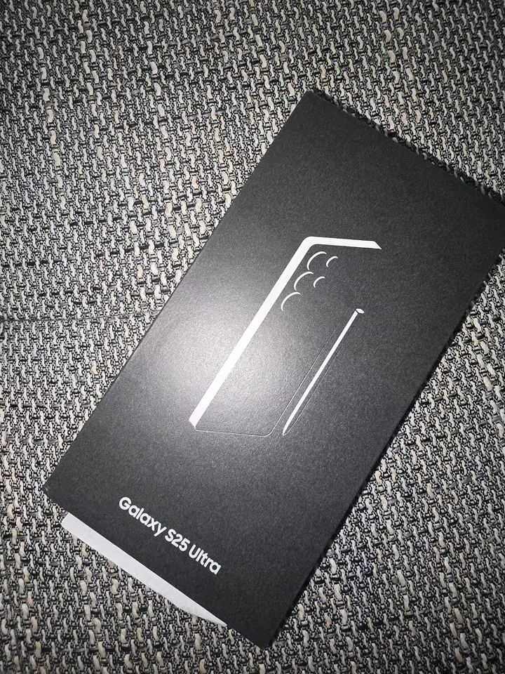 Samsung Galaxy S25 Ultra 12/256GB pouze rozbaleny