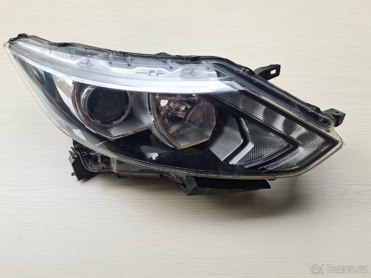 Pravé přední světlo Nissan Qashqai
