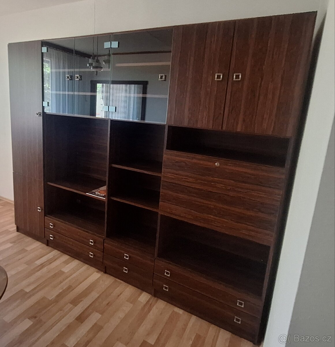 Masivní luxusní televizní stěna obývákova