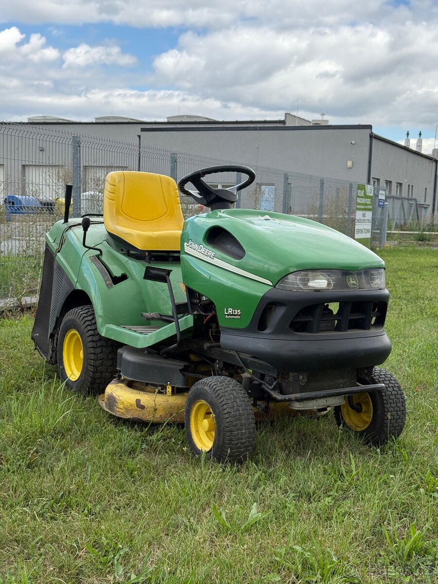 Zahradní traktor John Deere LR135 automatic