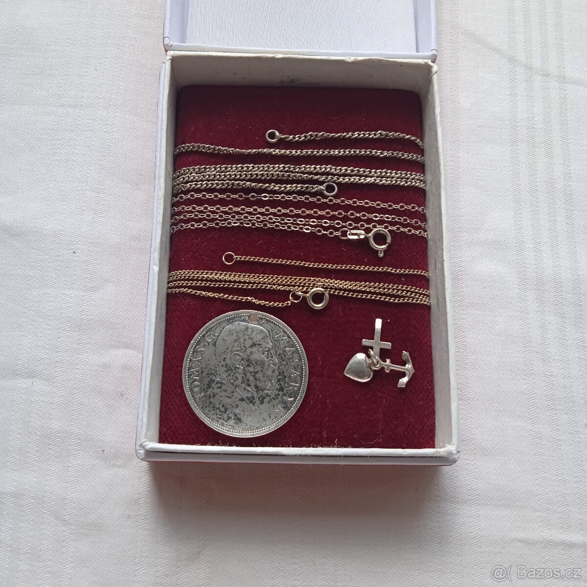 Masaryk 1928 a řetízky po babičce.
