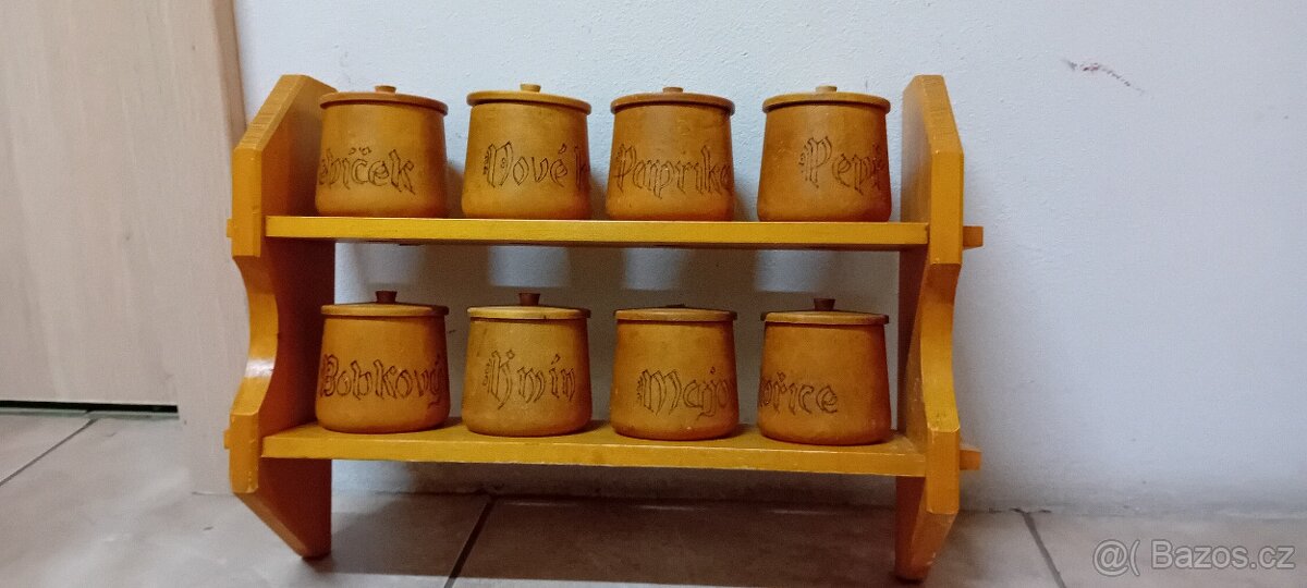 Stare dřevěné korunky s polickou