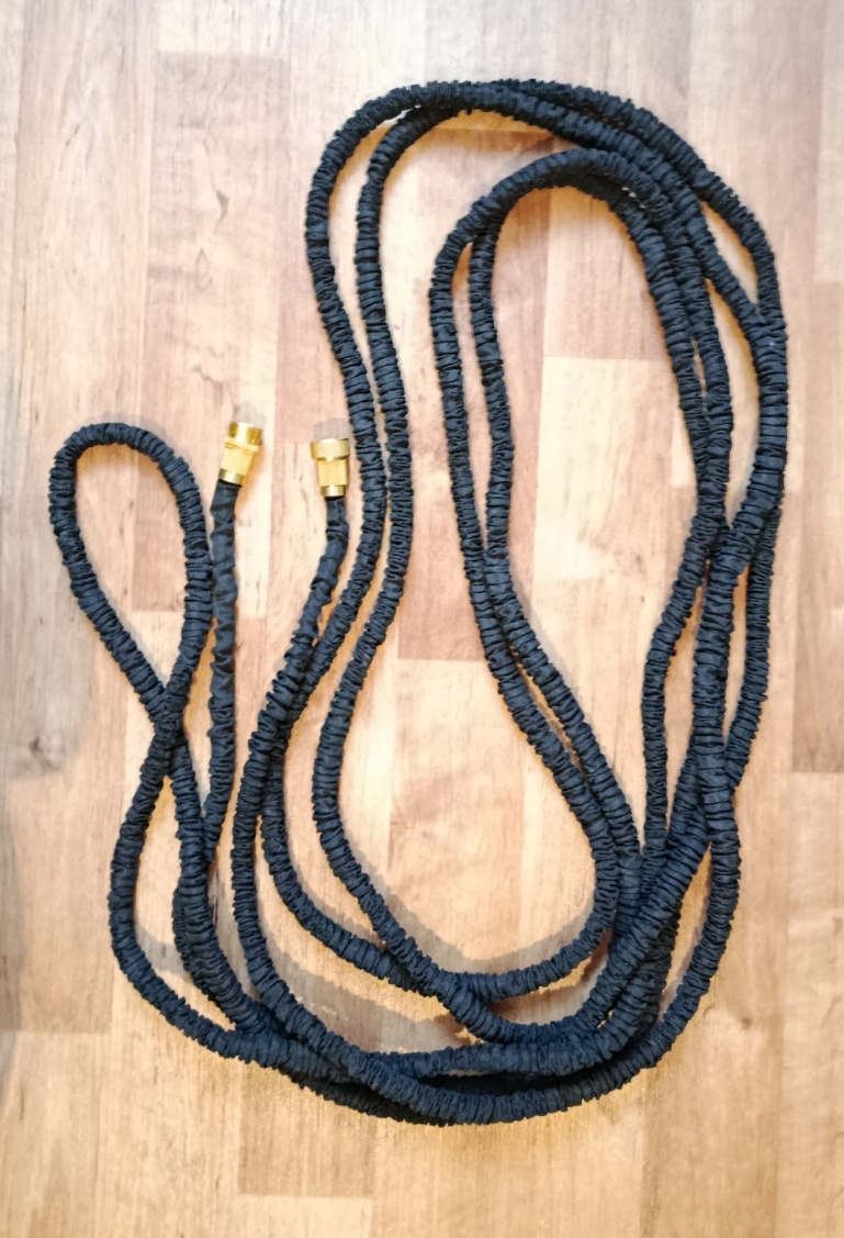 Smršťovací nepoužitá zahradní hadice černá 10m, mosaz 1"