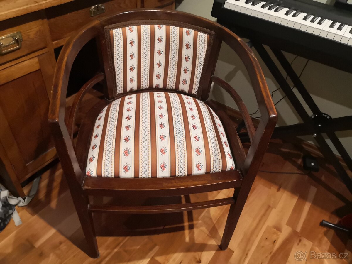 Starožitné křeslo po renovaci
