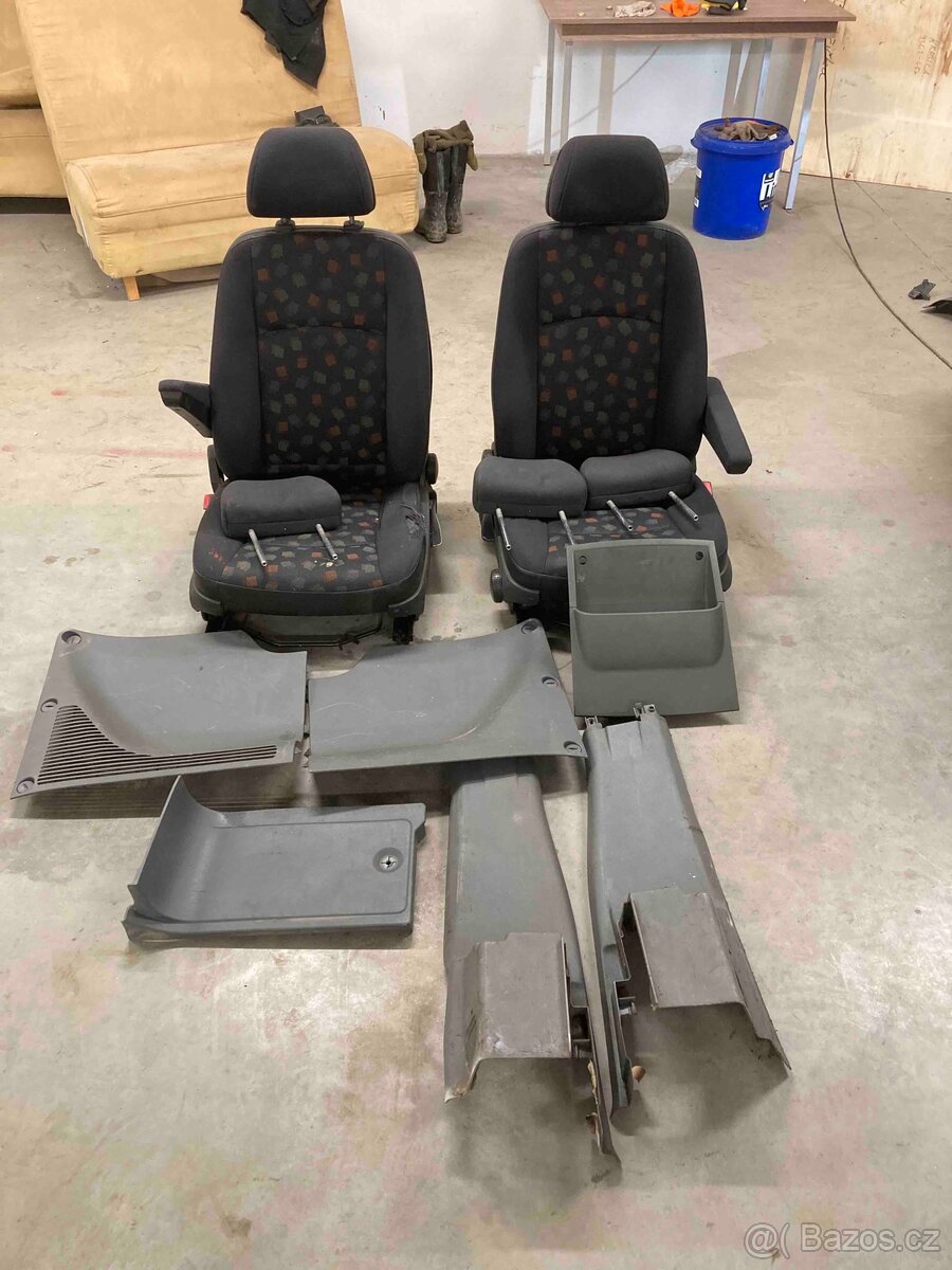 Prodám díly, světla, sedačky a plasty na Mercedes Vito w639