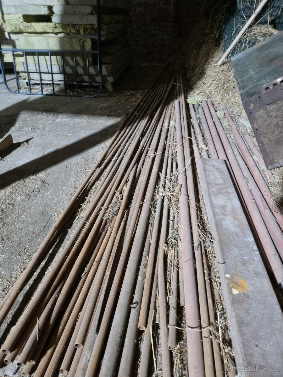 Vyklízení půdy. Trubky 20 x 1 mm x 6 m.