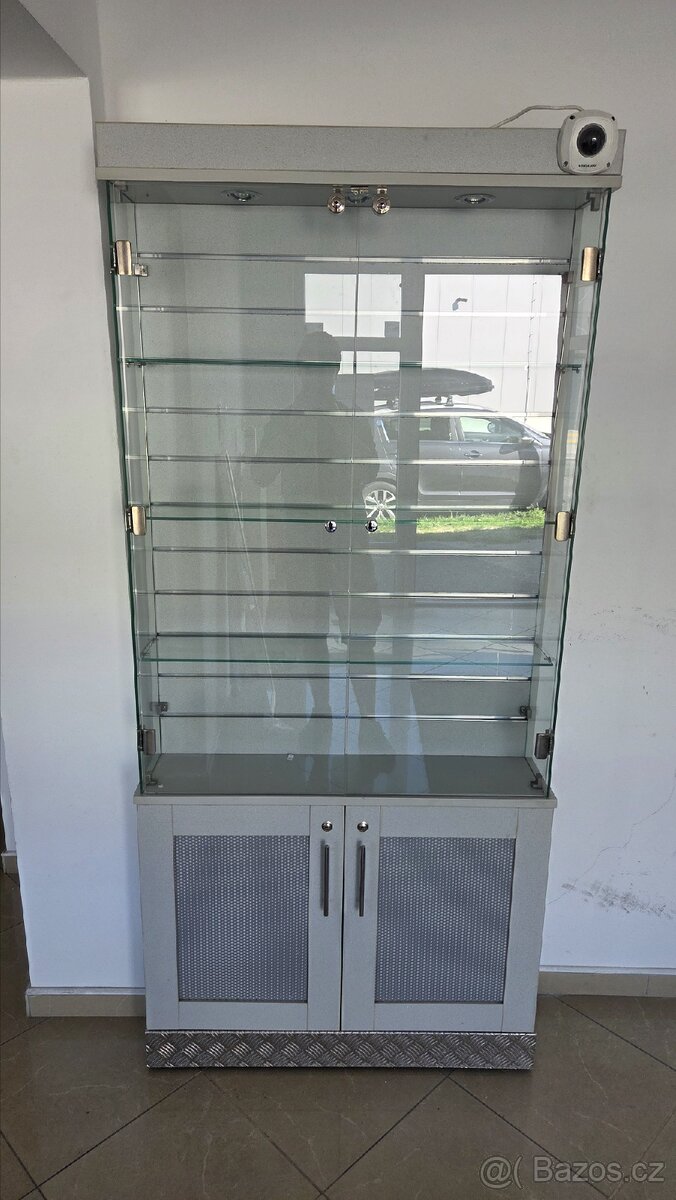 Skleněná vitrína