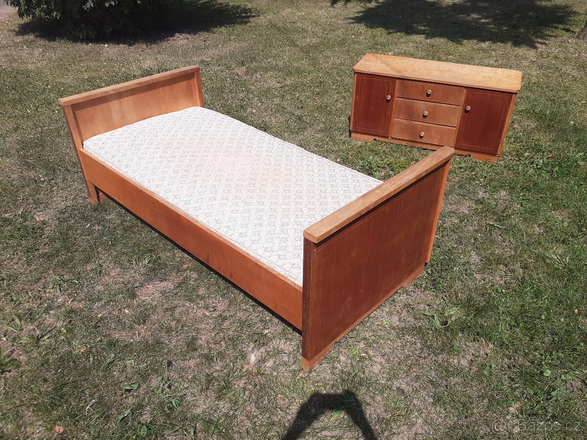 Postel, skříně...