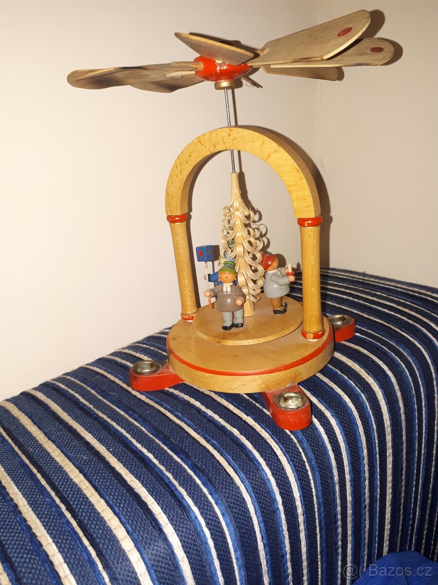 Starý deřvěný kolotoč