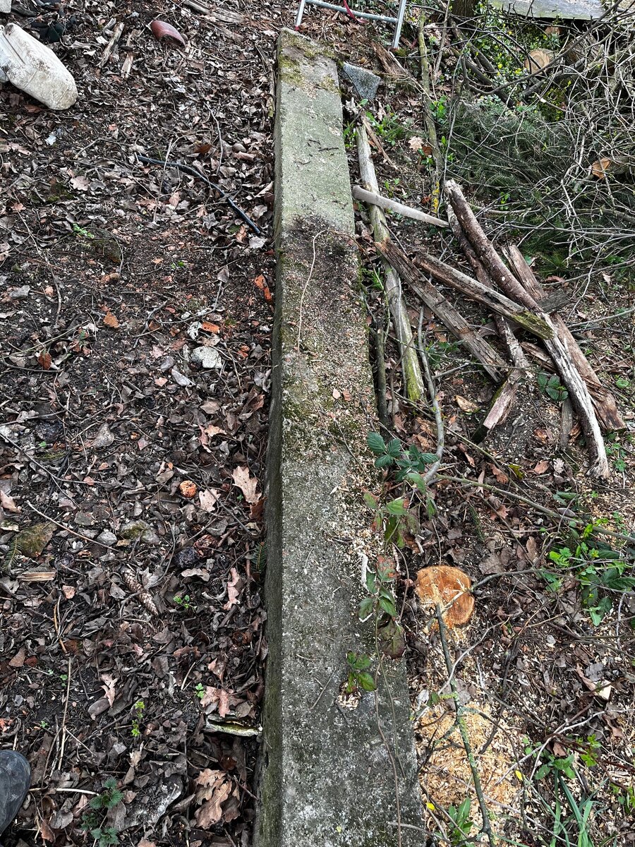 Dva betonové pražce , sloupy
