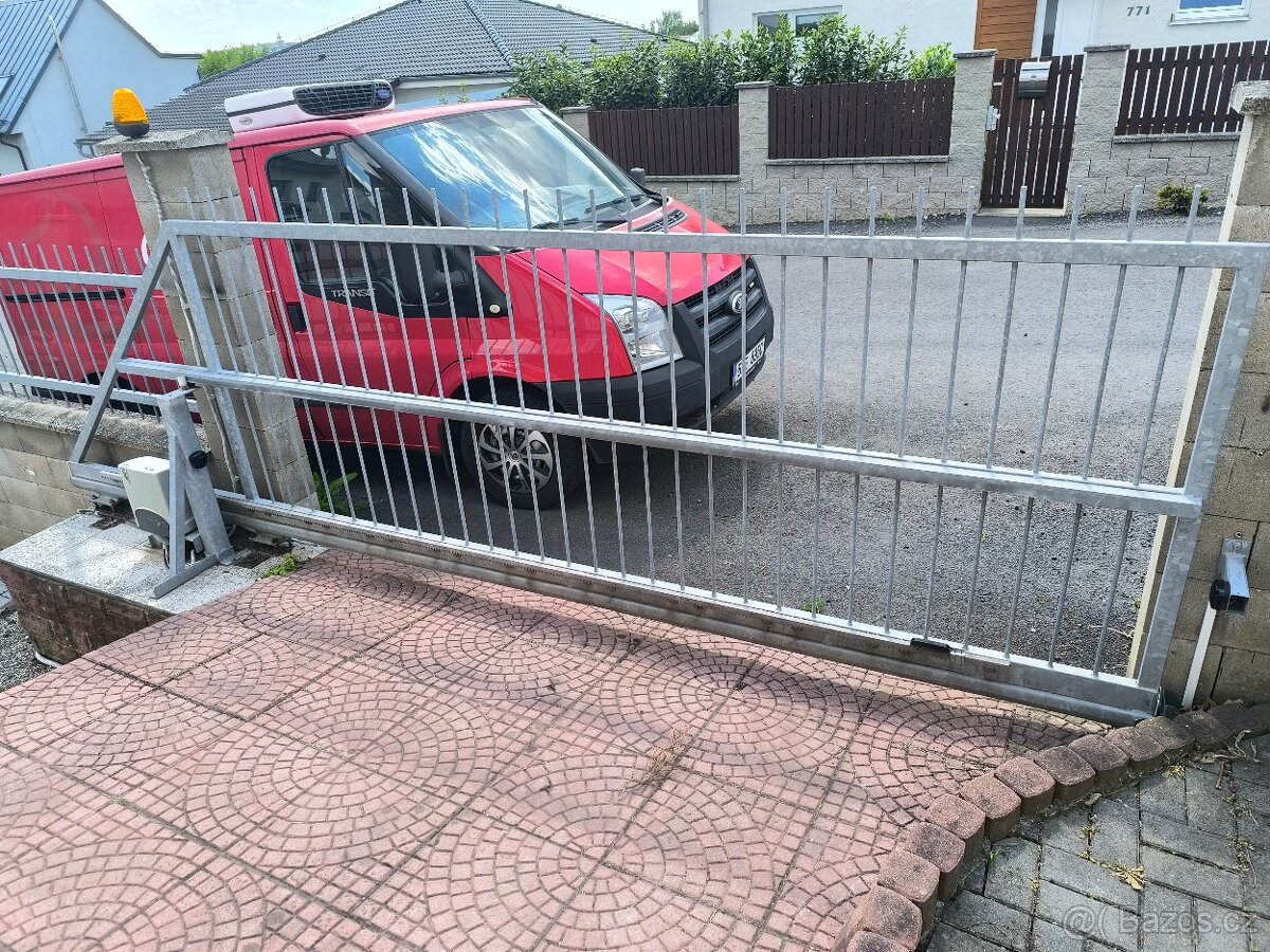 Plot-samonosna posuvná brána i s motorem+plotové pole 4x