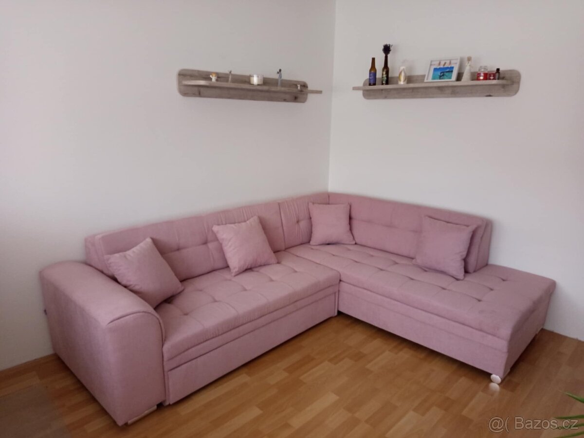 Starorůžový gauč