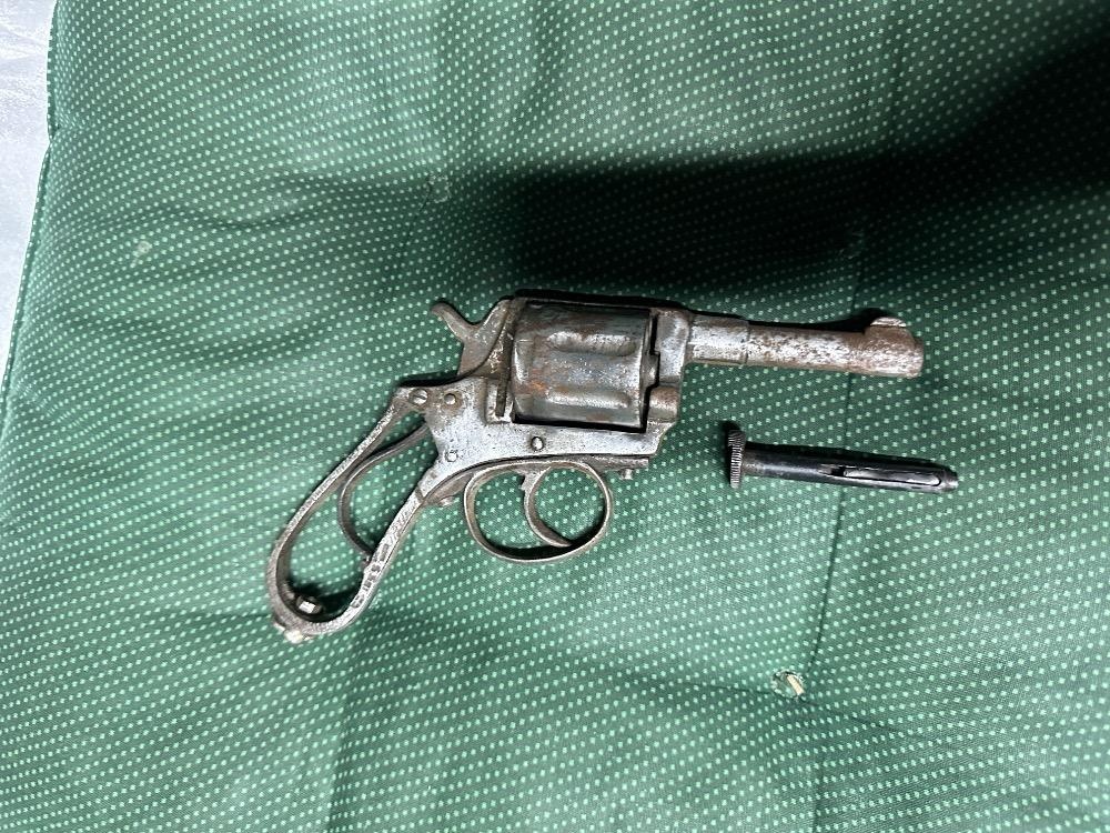 Historický sedmiranný revolver 9 mm