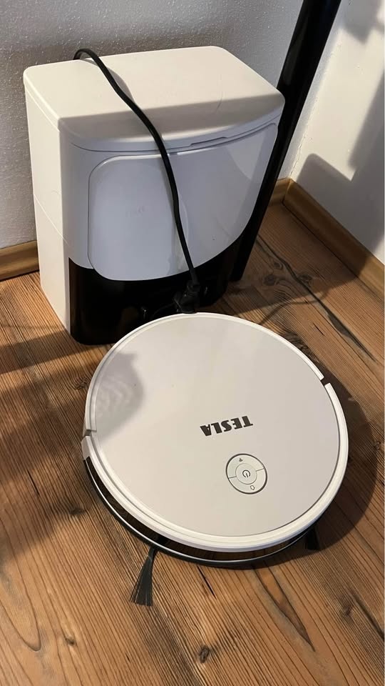 Tesla robostar IQ400 robotický vysavač