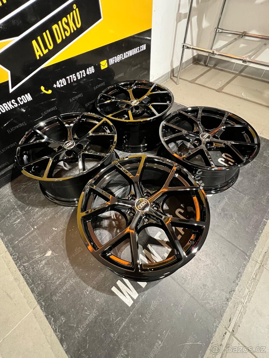 Dvourozměrné Audi RS3 R19
