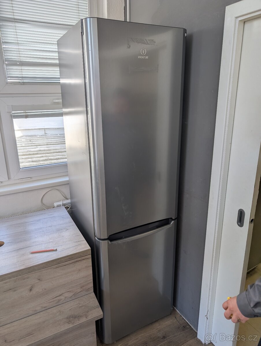 Lednička Indesit