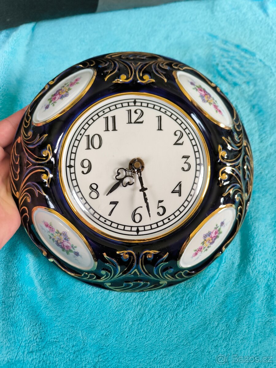 Porcelánové nástěnné hodiny Royal Dux