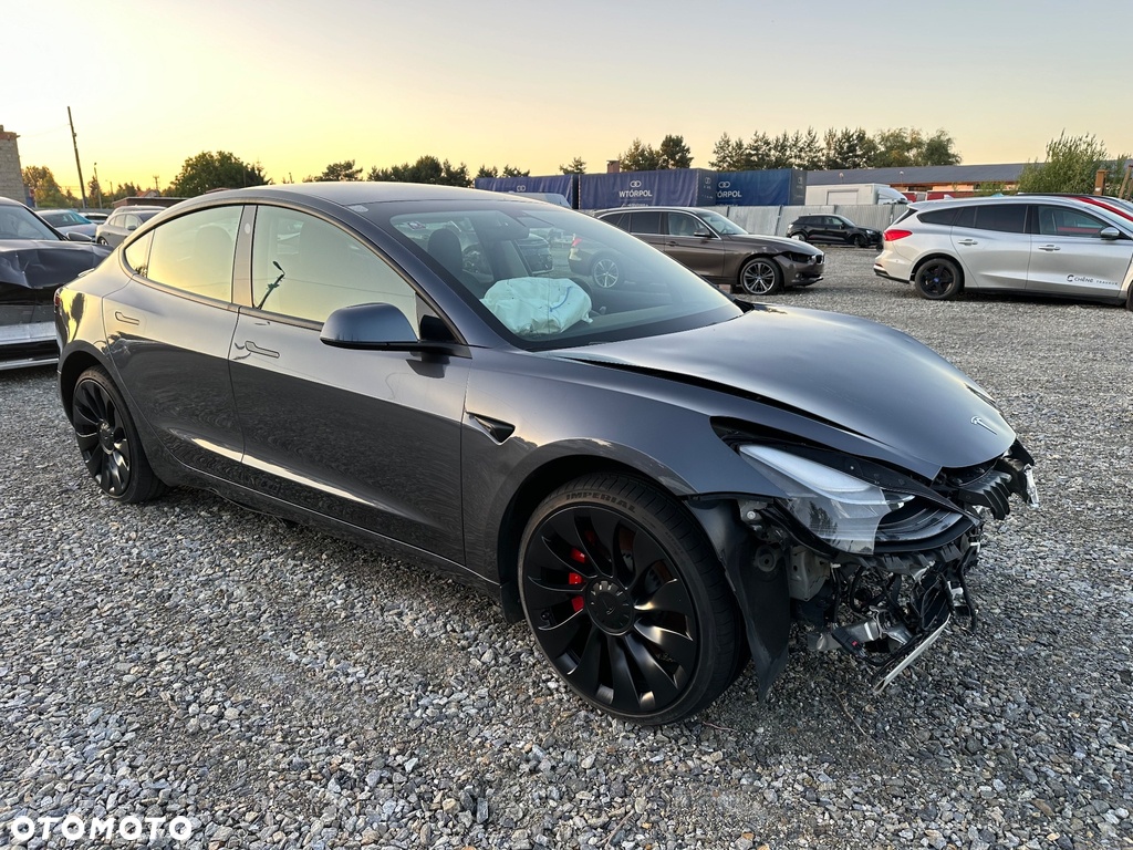 VÝKON ZDVIHU TESLA 3 DVOJITÝ MOTOR S DLOUHÝM DOSAHEM Rok v